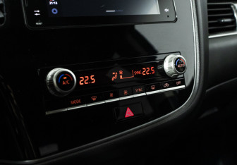 Подержанный автомобиль Mitsubishi Outlander 2020 года (18 фото)