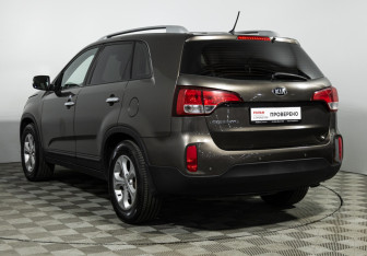 Подержанный автомобиль Kia Sorento 2016 года (7 фото)