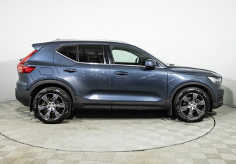 Подержанный автомобиль Volvo XC40 2021 года (4 фото)