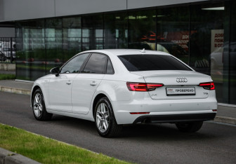 Подержанный автомобиль Audi A4 Sedan 2018 года (8 фото)