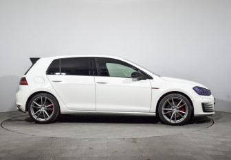 Подержанный автомобиль Volkswagen Golf GTI Hatchback 2015 года (4 фото)