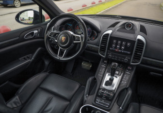 Подержанный автомобиль Porsche Cayenne 2017 года (10 фото)