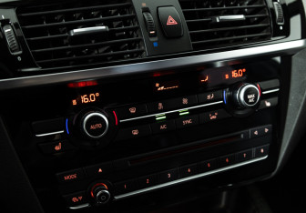 Подержанный автомобиль BMW X4 2015 года (18 фото)