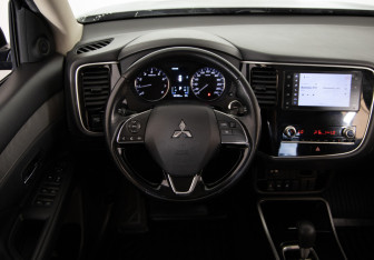 Подержанный автомобиль Mitsubishi Outlander 2020 года (10 фото)