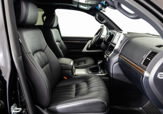 Подержанный автомобиль Toyota Land Cruiser Suv 2020 года (28 фото)