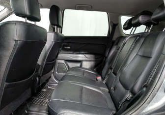 Подержанный автомобиль Mitsubishi Outlander 2017 года (12 фото)