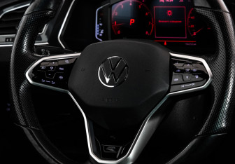 Подержанный автомобиль Volkswagen Tiguan 2021 года (14 фото)