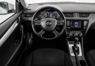 Подержанный автомобиль Skoda Octavia Liftback 2013 года (11 фото)