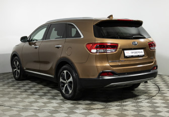 Подержанный автомобиль Kia Sorento 2017 года (7 фото)