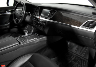 Подержанный автомобиль Genesis G80 2019 года (15 фото)