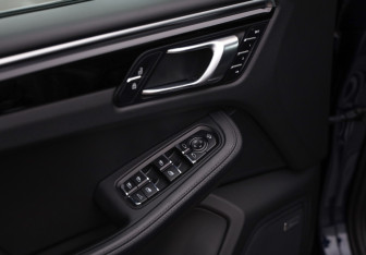 Подержанный автомобиль Porsche Macan 2019 года (25 фото)