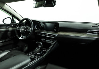 Подержанный автомобиль Kia K5 2021 года (9 фото)