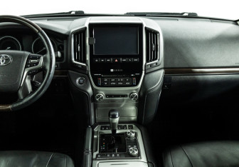 Подержанный автомобиль Toyota Land Cruiser Suv 2016 года (14 фото)