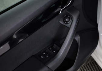 Подержанный автомобиль Skoda Octavia Liftback 2015 года (14 фото)