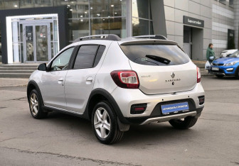 Подержанный автомобиль Renault Sandero 2016 года (6 фото)
