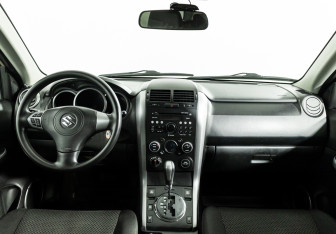 Подержанный автомобиль Suzuki Grand Vitara 2010 года (13 фото)