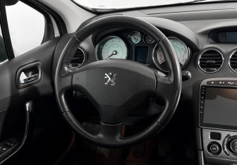 Подержанный автомобиль Peugeot 308 Hatchback 2010 года (15 фото)