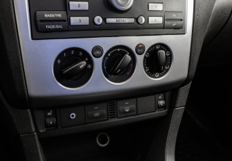 Подержанный автомобиль Ford Focus Sedan 2005 года (13 фото)