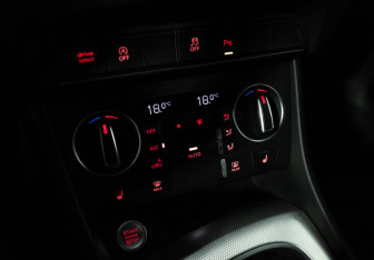 Подержанный автомобиль Audi Q3 2015 года (15 фото)