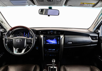 Подержанный автомобиль Toyota Fortuner 2018 года (10 фото)