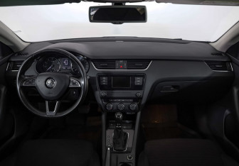 Подержанный автомобиль Skoda Octavia Liftback 2015 года (10 фото)