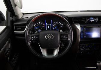 Подержанный автомобиль Toyota Fortuner 2019 года (10 фото)