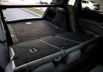 Подержанный автомобиль Audi e-tron 2021 года (36 фото)