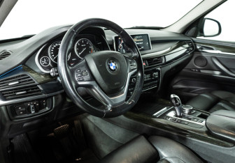 Подержанный автомобиль BMW X5 2015 года (11 фото)