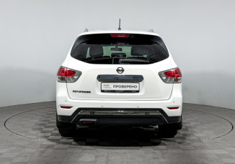 Подержанный автомобиль Nissan Pathfinder 2015 года (6 фото)