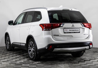 Подержанный автомобиль Mitsubishi Outlander 2017 года (7 фото)