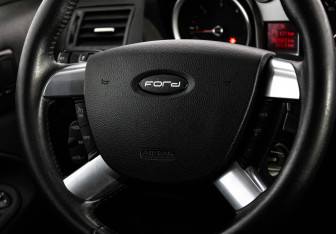 Подержанный автомобиль Ford Kuga 2011 года (12 фото)