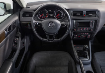 Подержанный автомобиль Volkswagen Jetta Sedan 2015 года (9 фото)