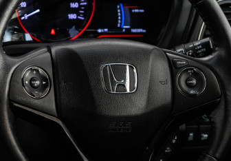 Подержанный автомобиль Honda Vezel 2014 года (15 фото)