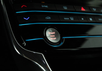 Подержанный автомобиль Jaguar XE 2015 года (20 фото)