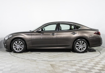 Подержанный автомобиль Infiniti Q70 2016 года (8 фото)
