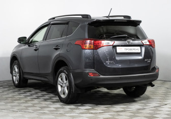 Подержанный автомобиль Toyota RAV4 2013 года (7 фото)