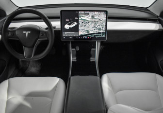 Подержанный автомобиль Tesla Model 3 2019 года (13 фото)