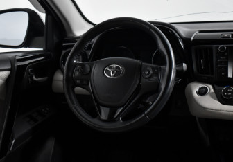 Подержанный автомобиль Toyota RAV4 2019 года (15 фото)
