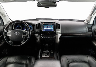 Подержанный автомобиль Toyota Land Cruiser Suv 2011 года (10 фото)