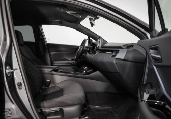 Подержанный автомобиль Toyota C-HR 2021 года (24 фото)
