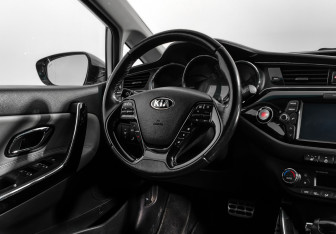 Подержанный автомобиль Kia Ceed Hatchback 2016 года (15 фото)