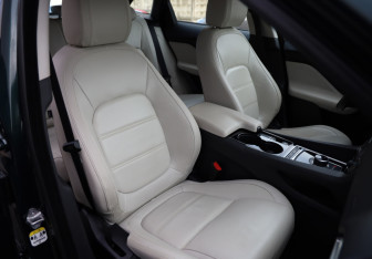 Подержанный автомобиль Jaguar F-Pace 2017 года (27 фото)