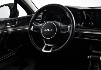 Подержанный автомобиль Kia K5 2021 года (15 фото)