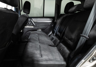 Подержанный автомобиль Mitsubishi Pajero 2011 года (10 фото)