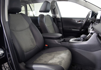 Подержанный автомобиль Toyota RAV4 2024 года (11 фото)