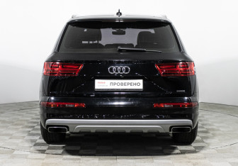 Подержанный автомобиль Audi Q7 2017 года (6 фото)