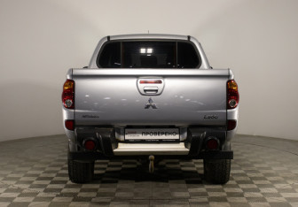 Подержанный автомобиль Mitsubishi L200 2014 года (12 фото)