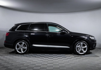 Подержанный автомобиль Audi Q7 2018 года (43 фото)