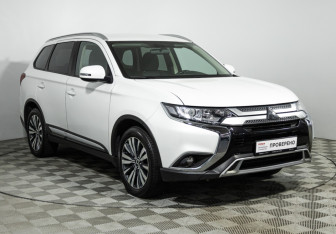 Подержанный автомобиль Mitsubishi Outlander 2019 года (3 фото)