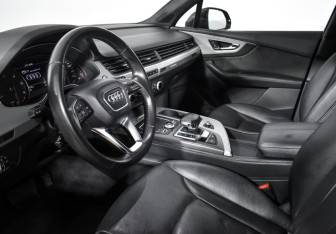 Подержанный автомобиль Audi Q7 2016 года (9 фото)